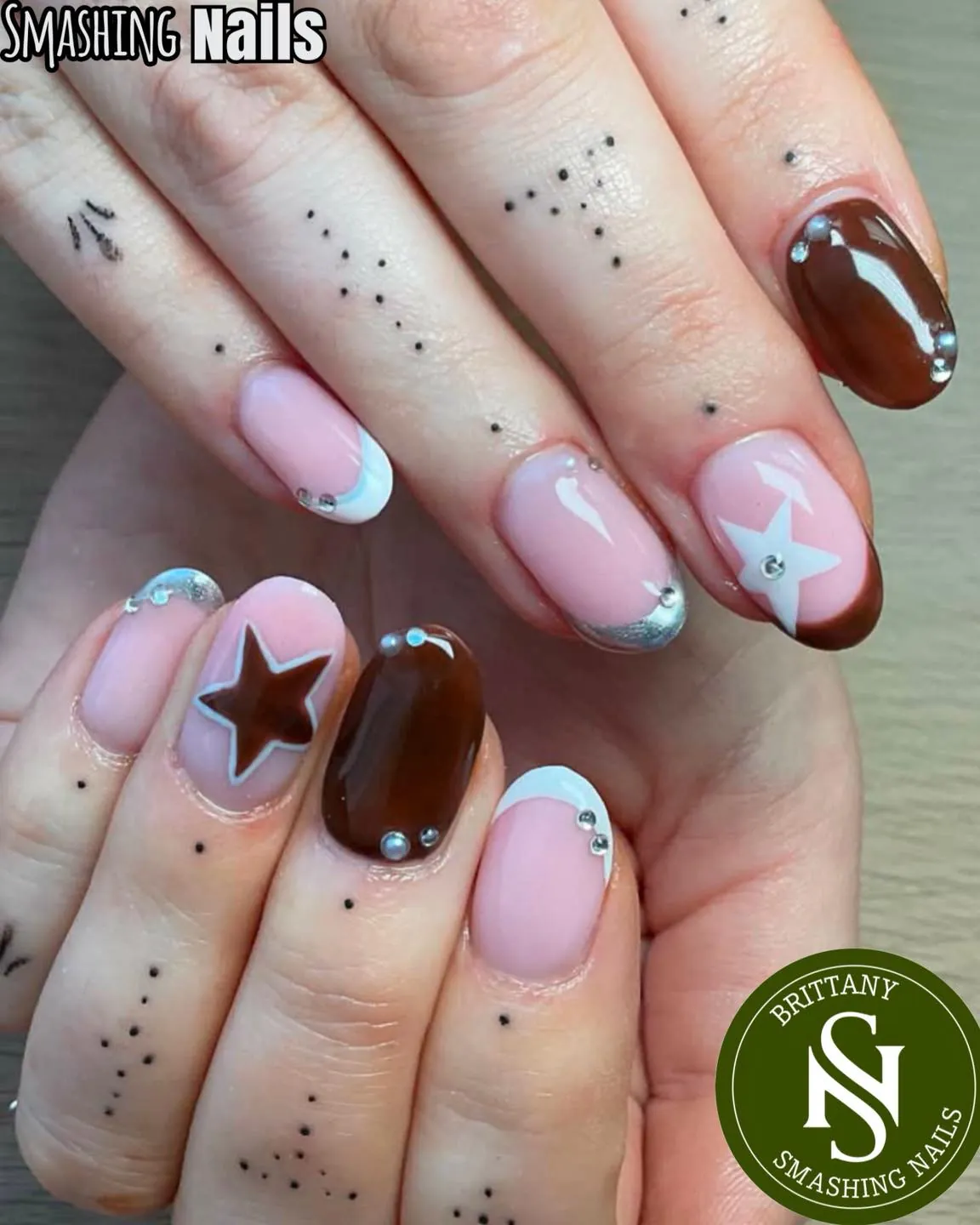 Pink and chocolate nails with large stars and pale turquoise French outlines