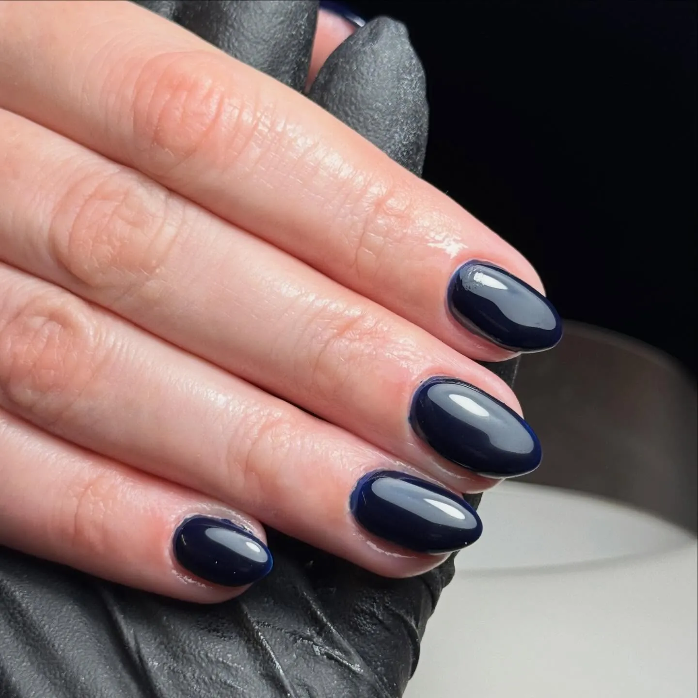 Short rounded nails with a smooth glossy navy finish