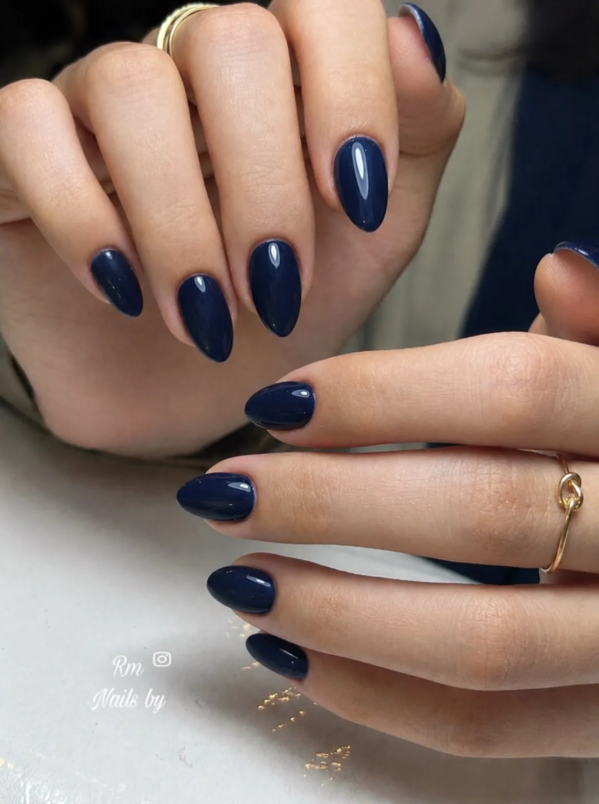 Glossy solid navy blue oval nails