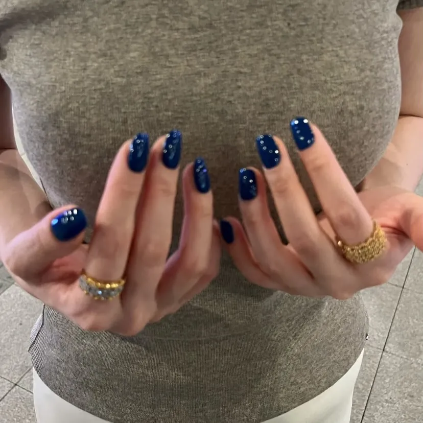 navy-blue-chrome-nails-ideas.webp
