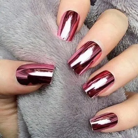 Short square nails with a dark rose metallic mirror finish